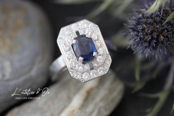 Bague de fiançaille originale saphir bleu et diamants d'inspiration art déco