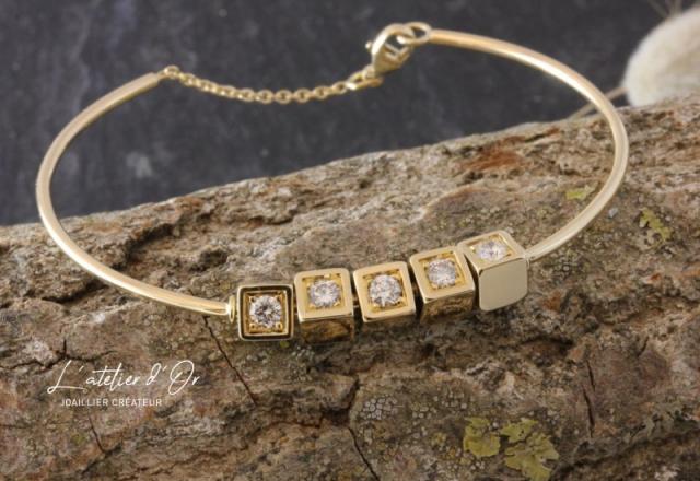 Bracelet jonc en or éthique 18 carats avec diamants sertis dans des cubes
