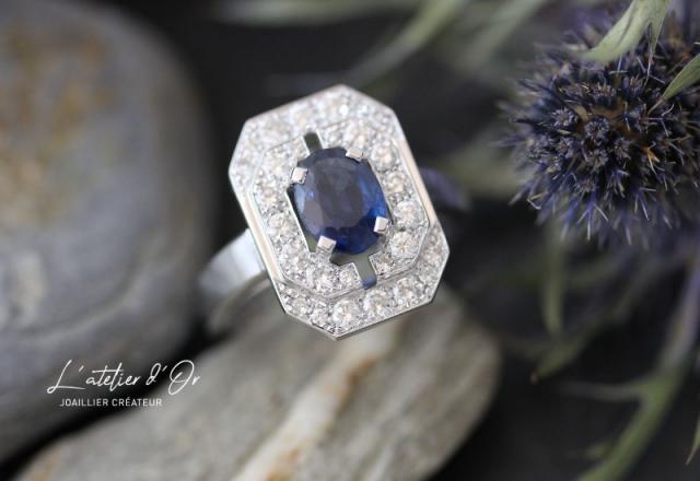 Bague de fiançaille originale saphir bleu et diamants d'inspiration art déco