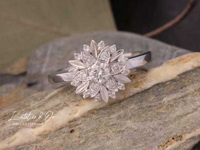 Bague originale inspiration flocon de neige en or blanc 18 carats et diamants