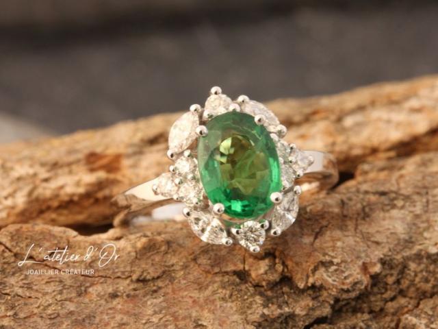 Bague entourage moderne tsavorite verte et diamants pour une bague de fiançailles originale