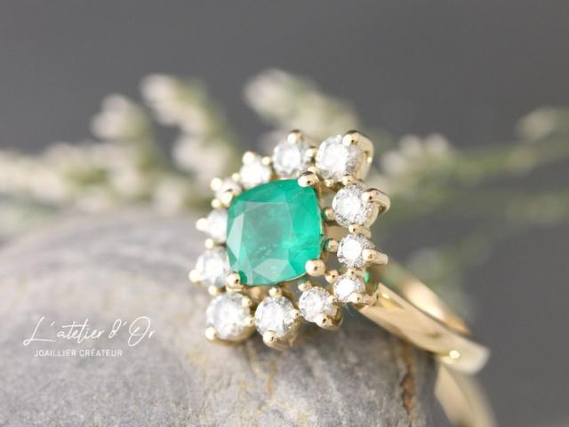 Bague entourage marquise avec émeraude taille coussin création de L'Atelier 'Or