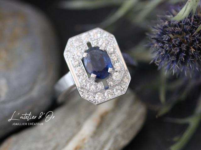 Bague de fiançaille originale saphir bleu et diamants d'inspiration art déco